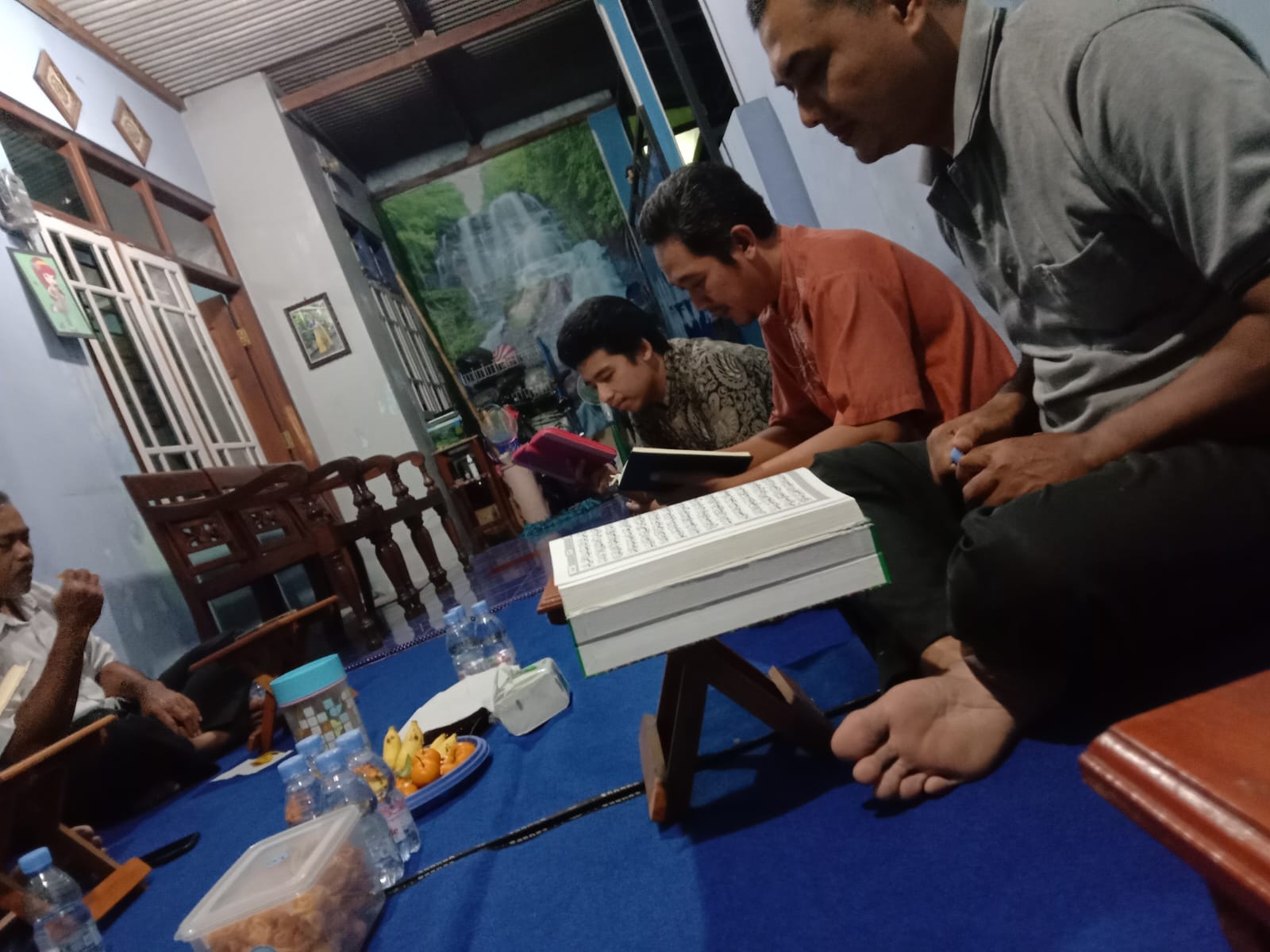 Lukisan Senja: Cahaya Harapan di Penghujung Usia
