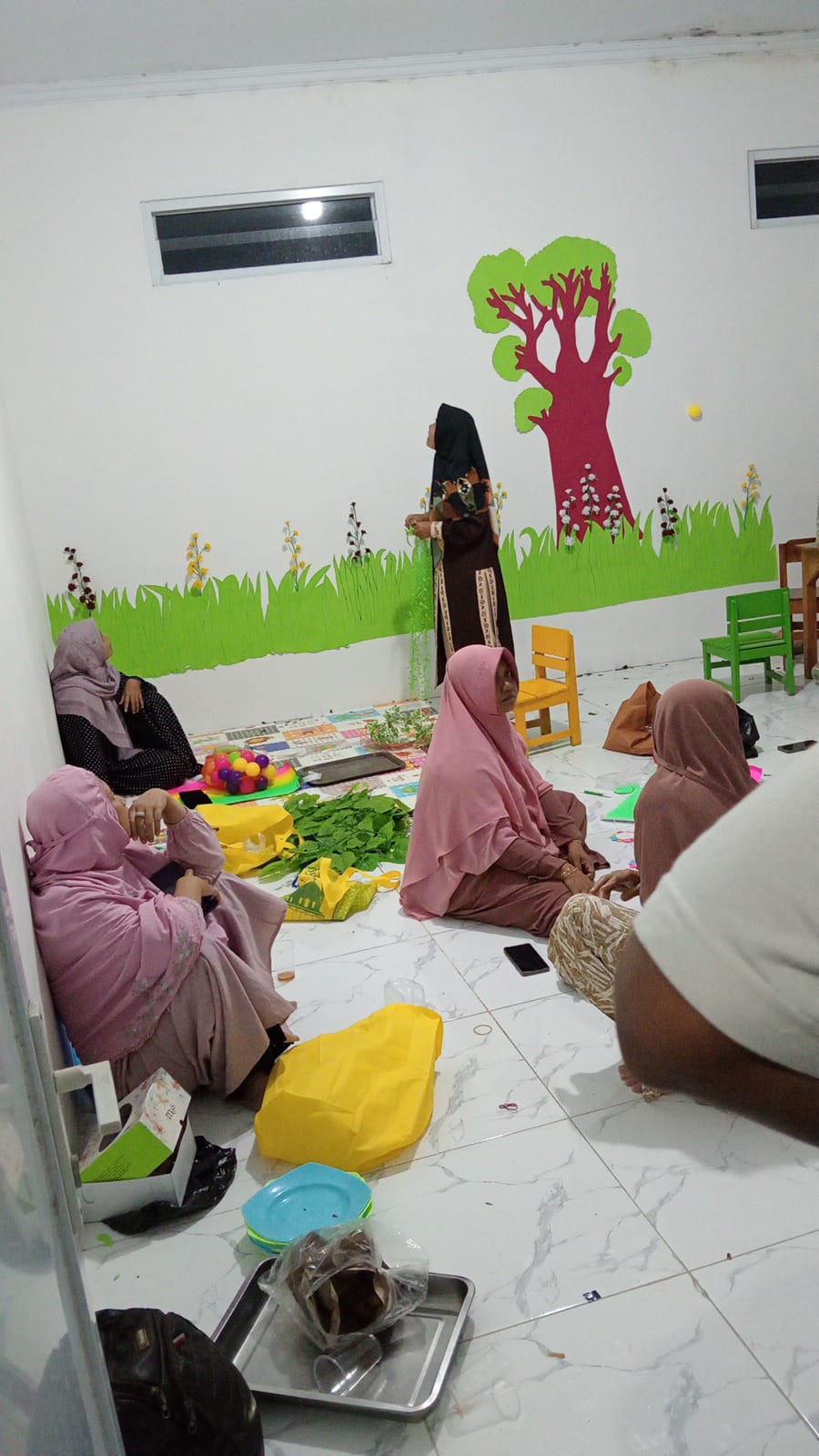 Menghias PAUD Itqanul Athfal: Membentuk Lingkungan Belajar yang Ceria dan Edukatif