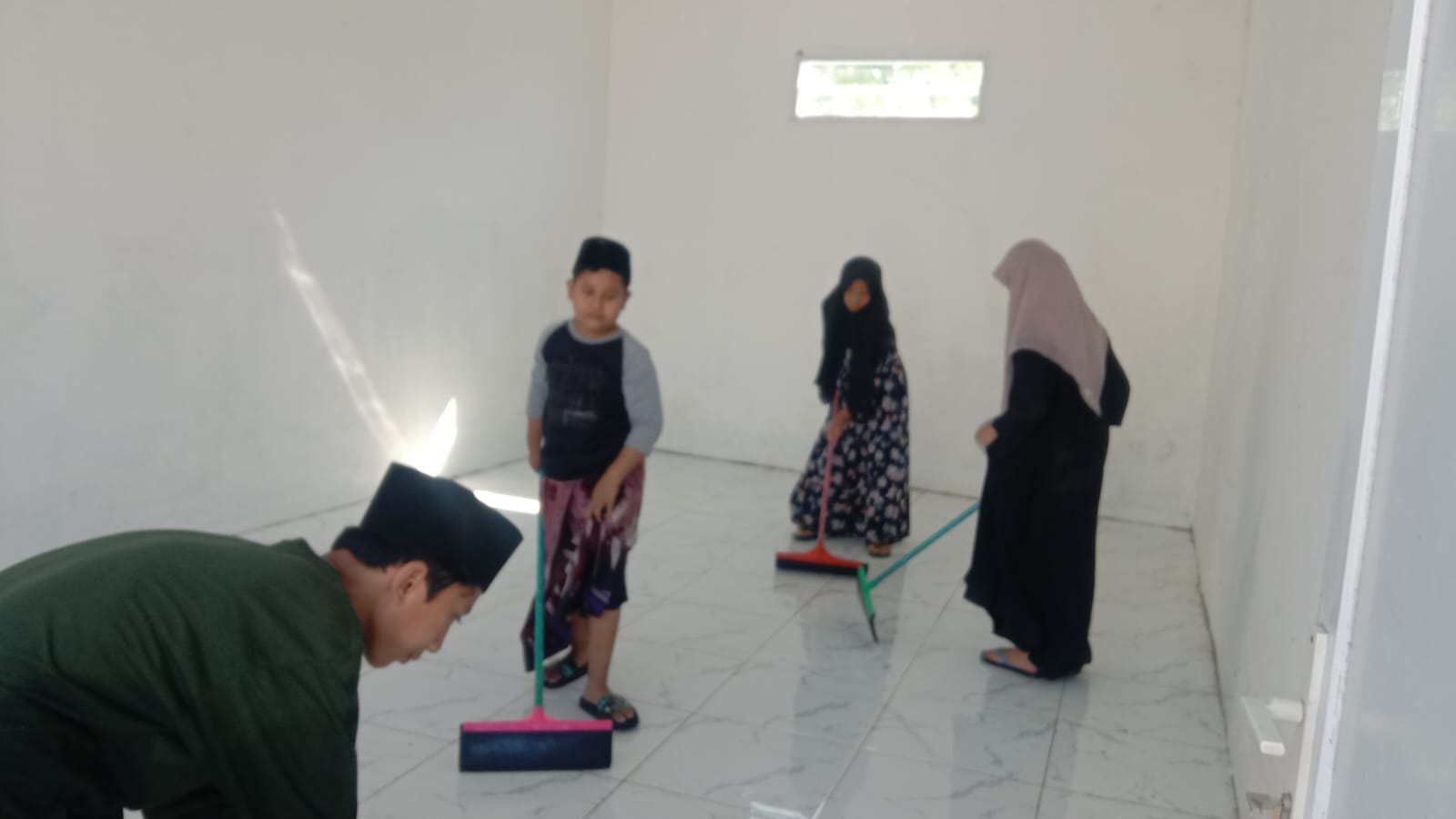 Kegiatan Santri Pondok Itqanul Alquran Al Salmaniyah Boyolali Hari Ini: Pengenalan Kata Ro’an & Pemanfaatan Ruang Multi Fungsi.