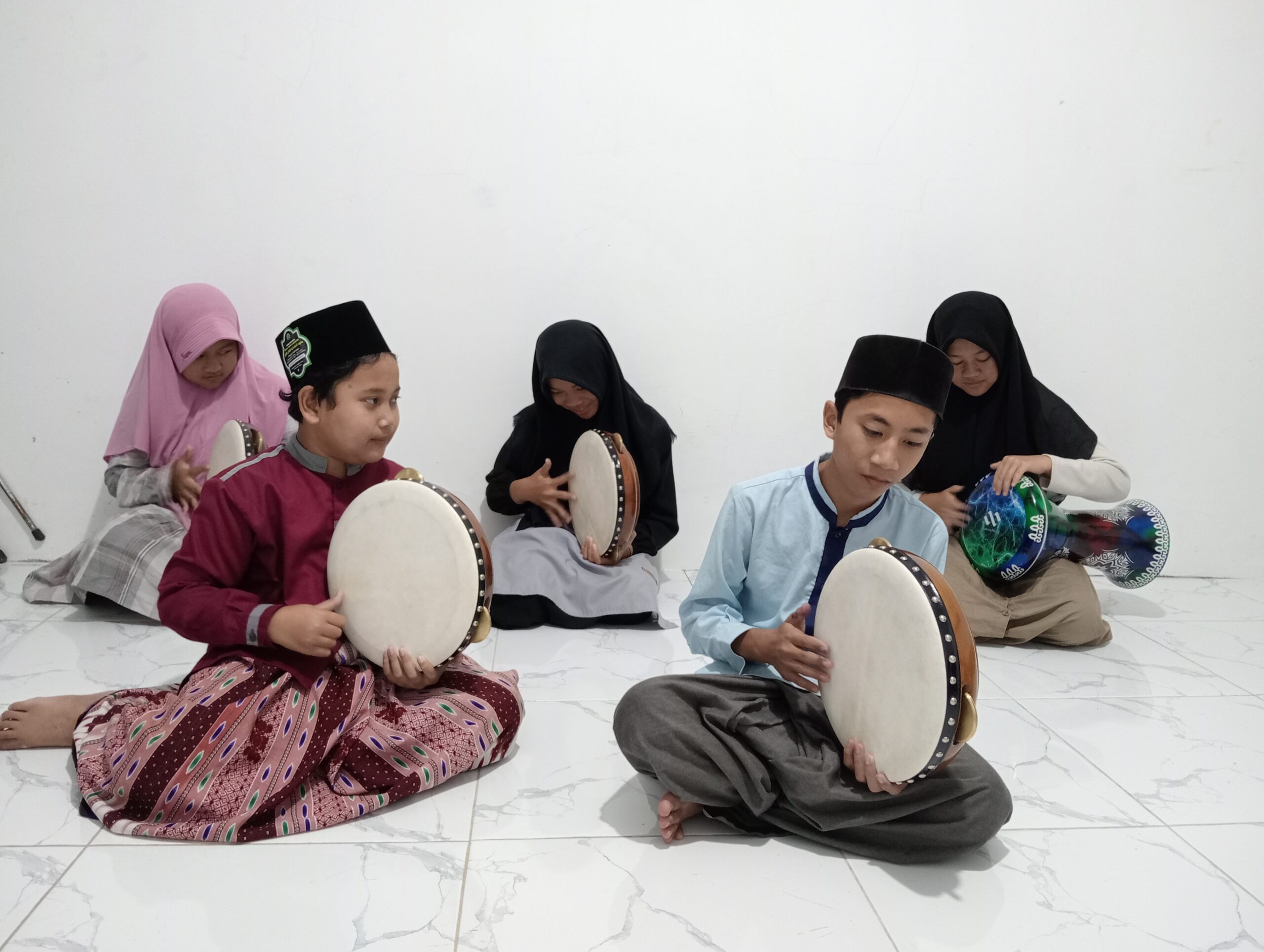 Berlatih kesenian rebana Bersama Santri  Itqan Alquran Al Salmaniyah Boyolali