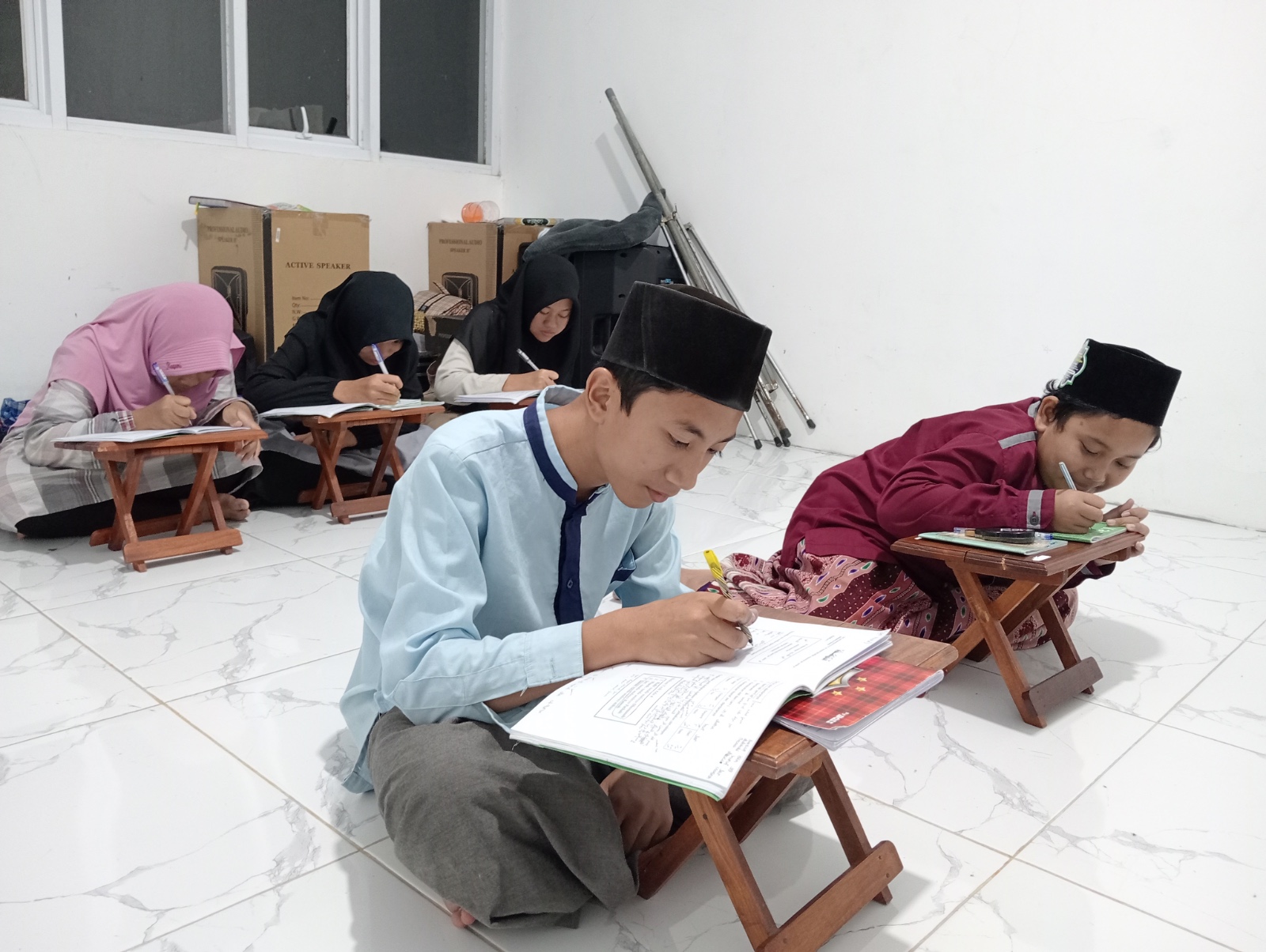 Ngaji Kitab Fikih dan Nahwu Santri Pondok Pesantren Itqan Al Qur’an Al Salmaniyah Boyolali
